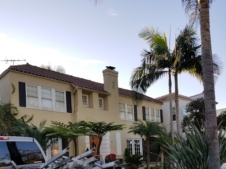 Residential window cleaning at a Los Angeles home